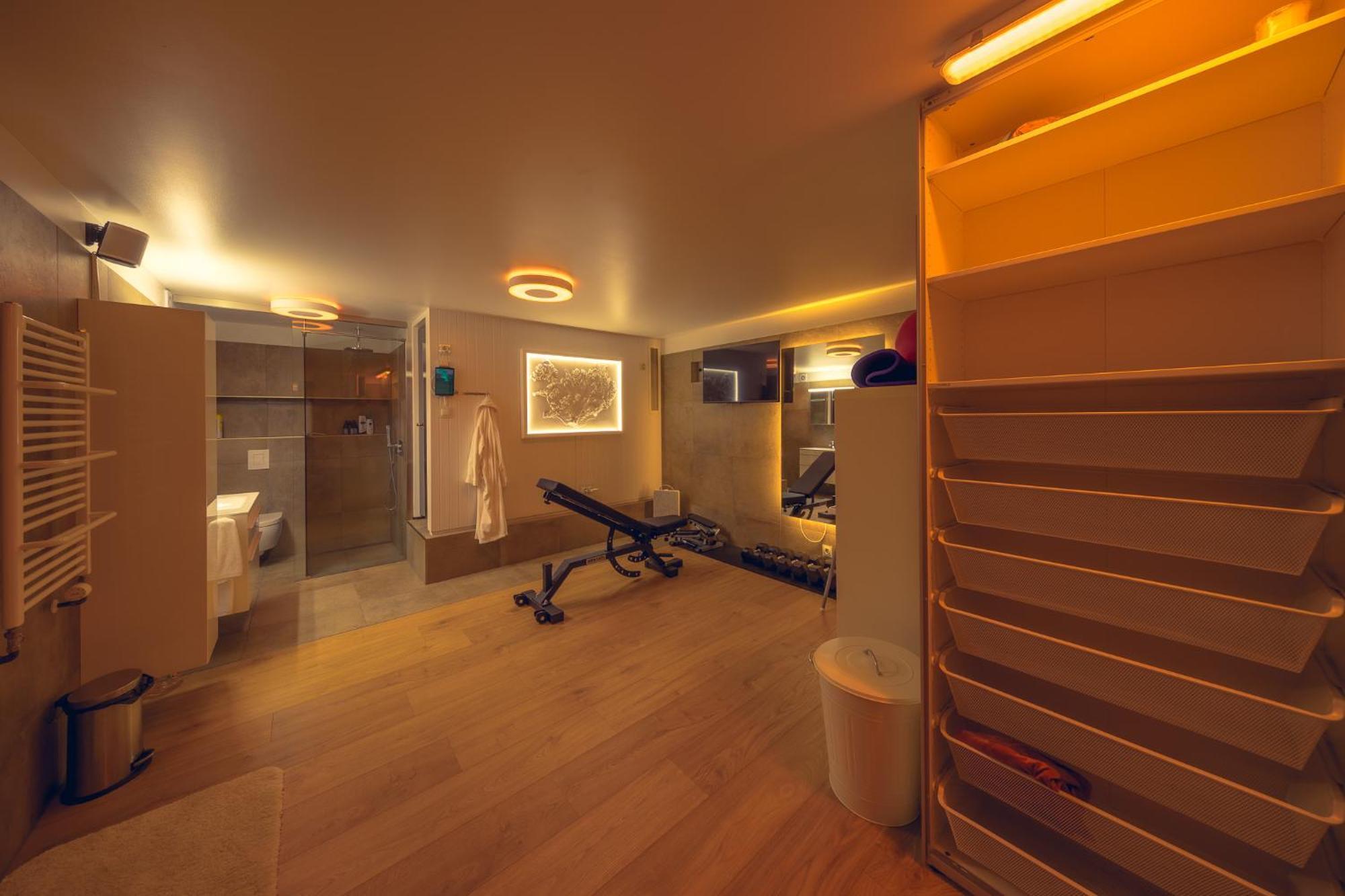 Smart Luxury - Private Gym, Hot Tub & Sauna ケプラヴィーク エクステリア 写真