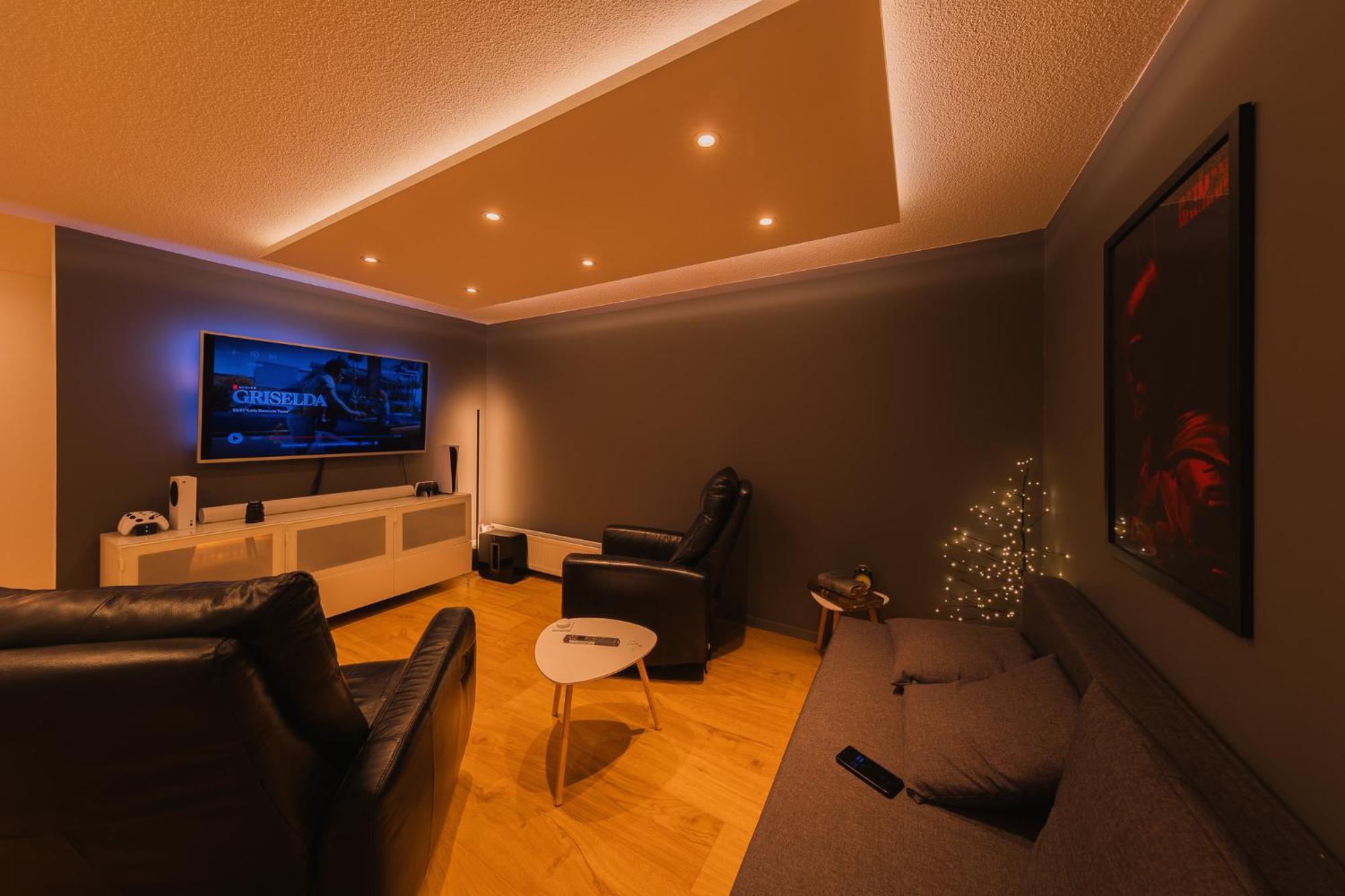 Smart Luxury - Private Gym, Hot Tub & Sauna ケプラヴィーク エクステリア 写真