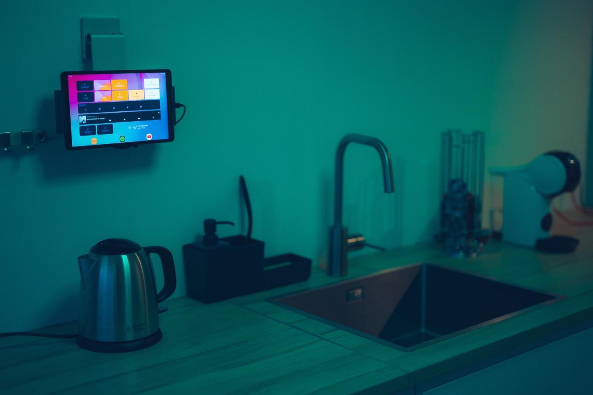 Smart Luxury - Private Gym, Hot Tub & Sauna ケプラヴィーク エクステリア 写真