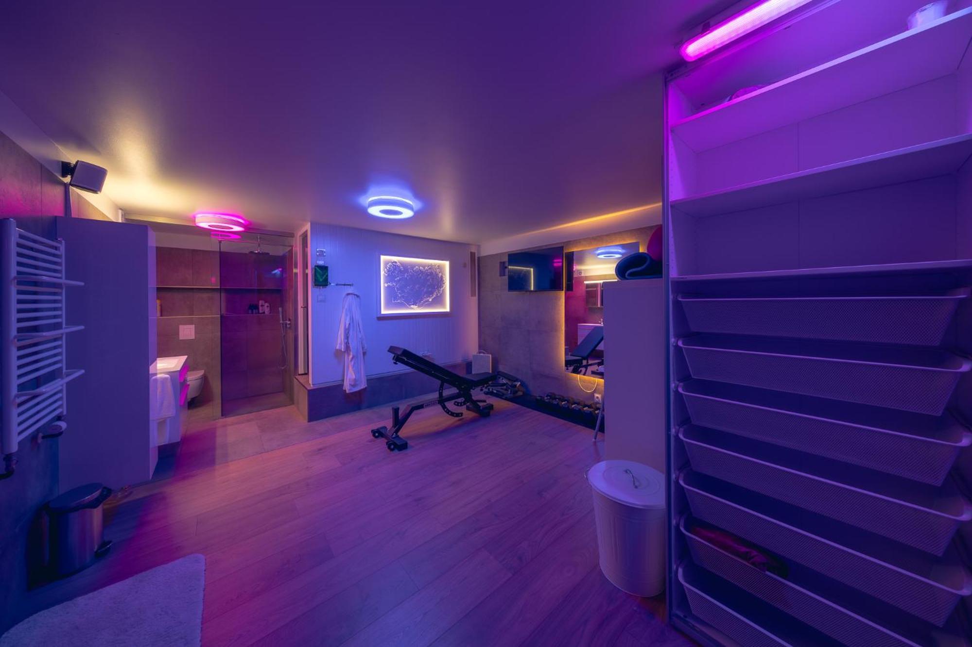 Smart Luxury - Private Gym, Hot Tub & Sauna ケプラヴィーク エクステリア 写真