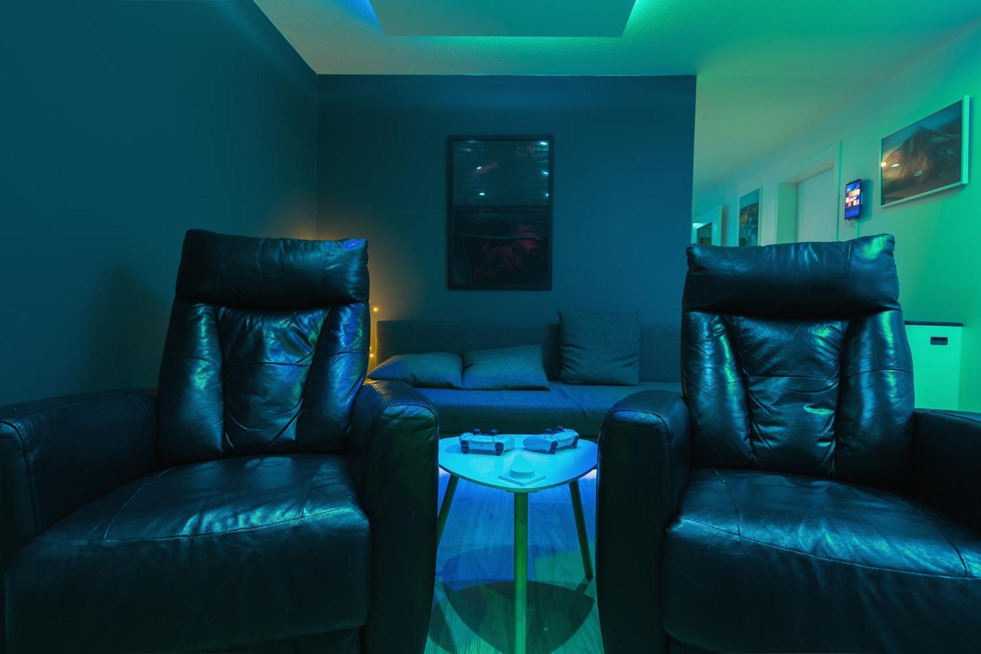Smart Luxury - Private Gym, Hot Tub & Sauna ケプラヴィーク エクステリア 写真
